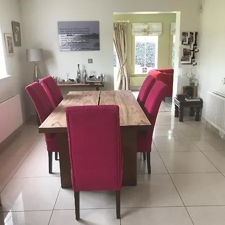 Homestay Burton Hall - Pauline
