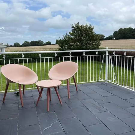 Homestay Burton Hall - Pauline Carlow